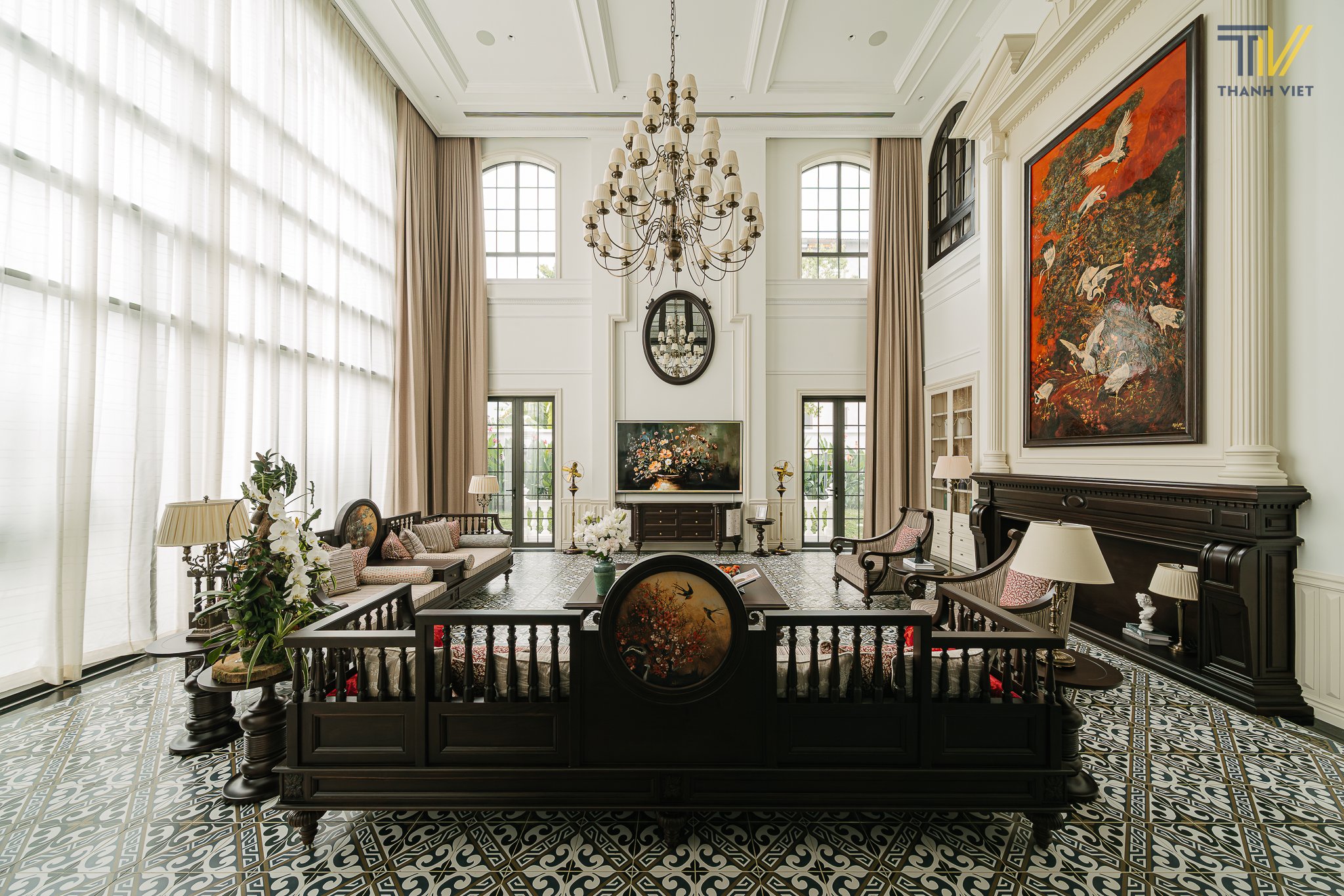 Phòng khách và bức sơn mài Tùng Hạc Maison Villa