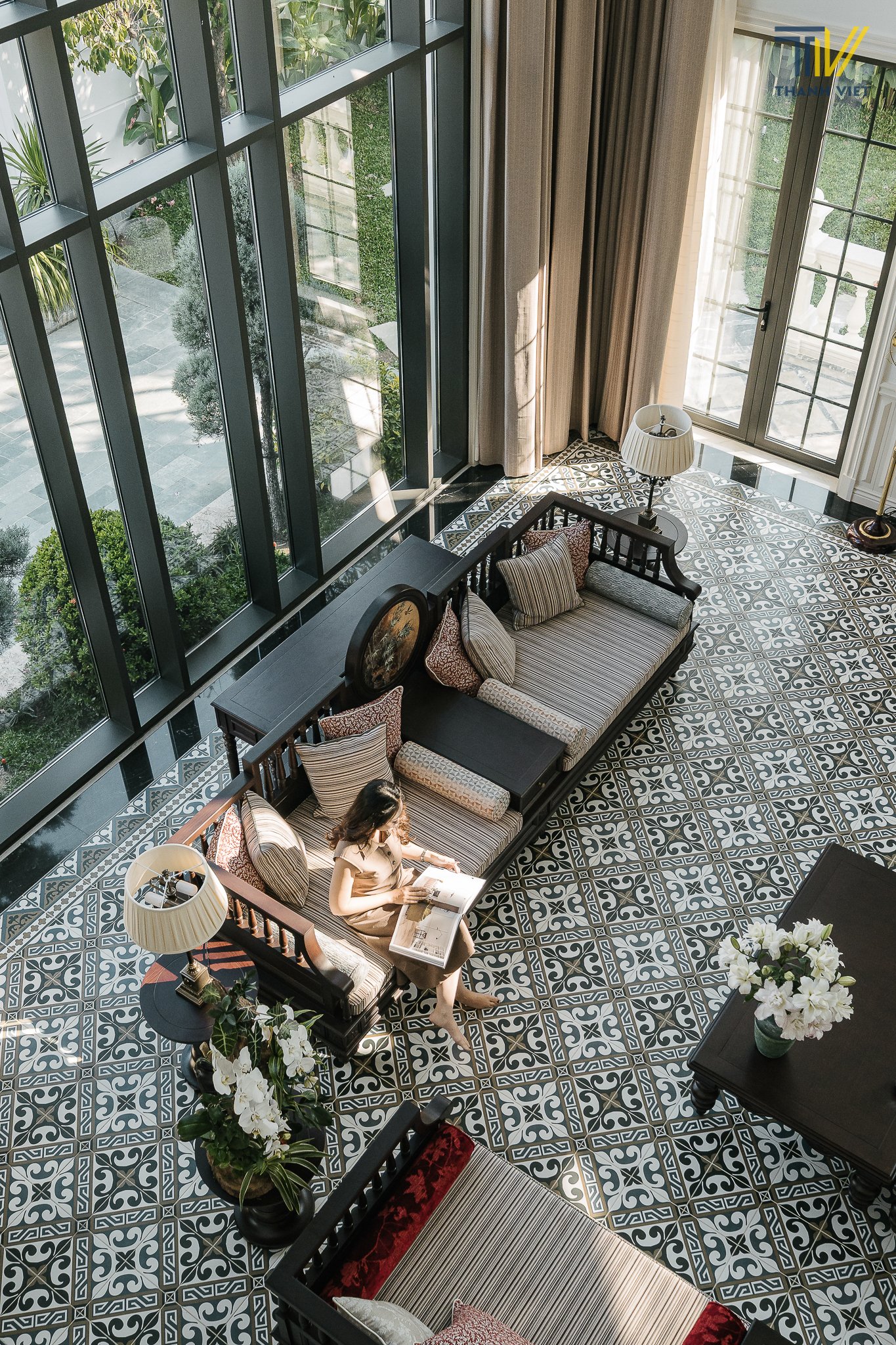 Phòng khách và bức sơn mài Tùng Hạc Maison Villa